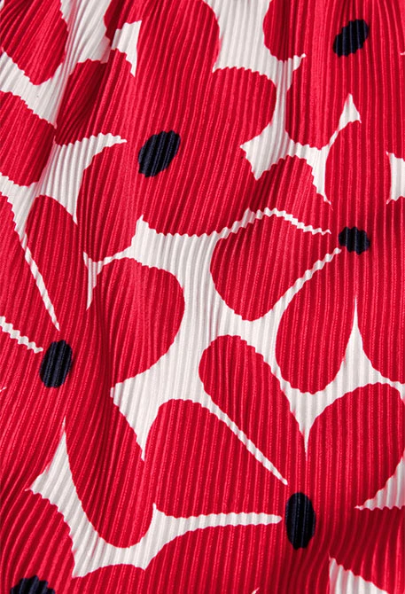 T-shirt en tricot pour fille avec imprimé de fleurs en rouge et blanc.