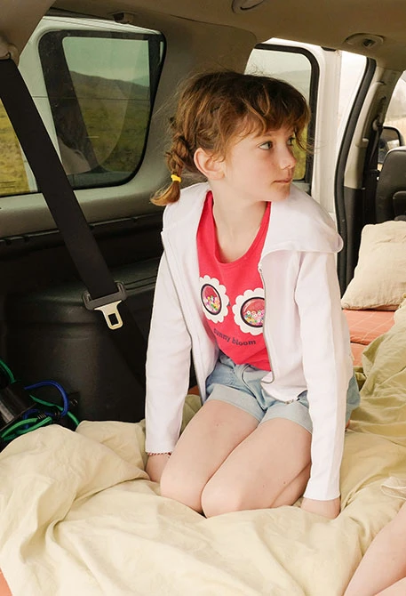 T-shirt en maille pour fille de couleur fraise avec motif.