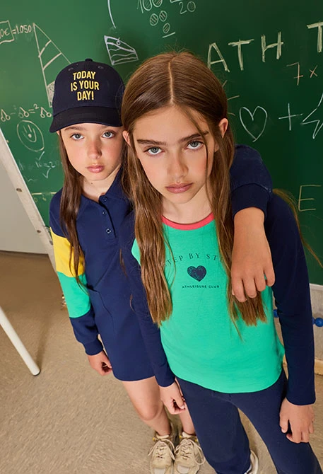 Grünes Mädchen-T-Shirt mit Buchstaben