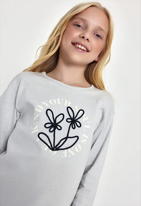 Maglietta in maglia bambina grigia con fiori ricamati