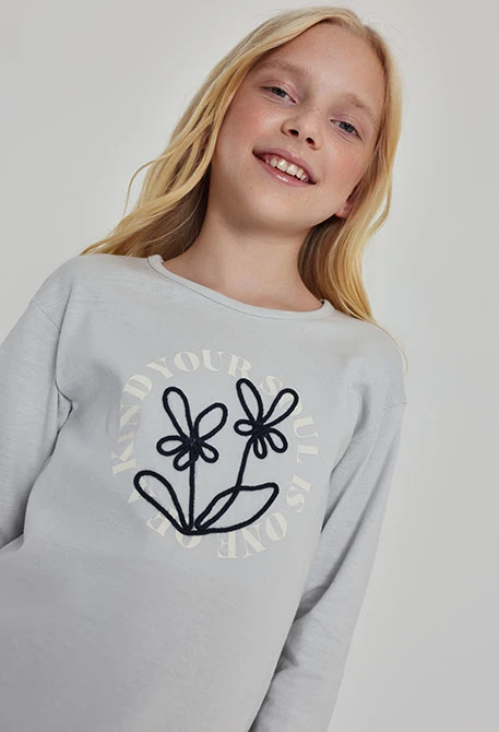 Camiseta punto niña gris con flores bordadas