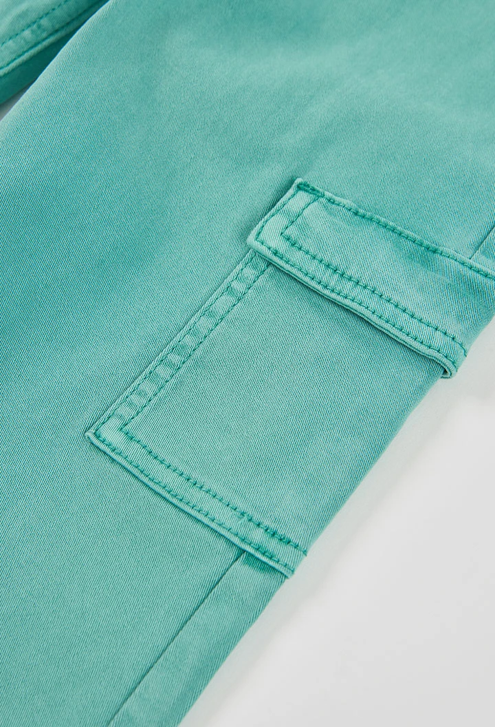 Pantalón cargo verde niña con bolsillos