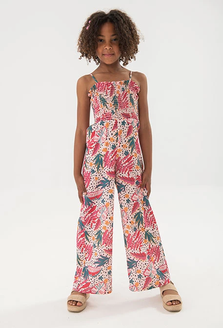 Macacão de malha para menina com estampado de flores e folhas em cor-de-rosa.