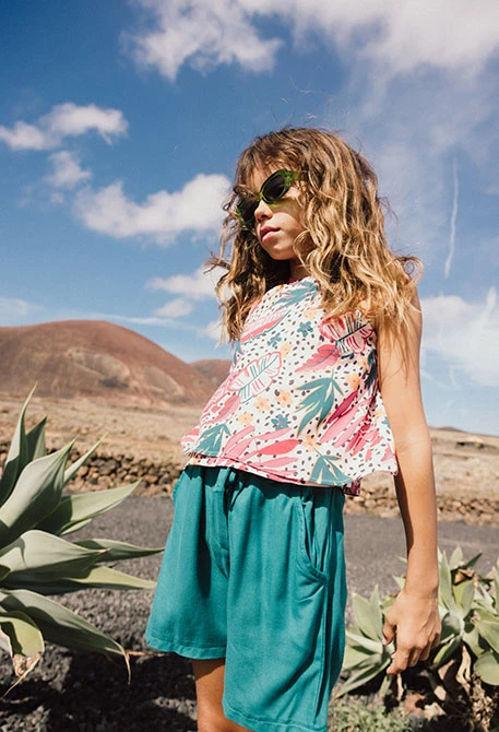 Top crepe para niña con estampado de flores en color rosa
