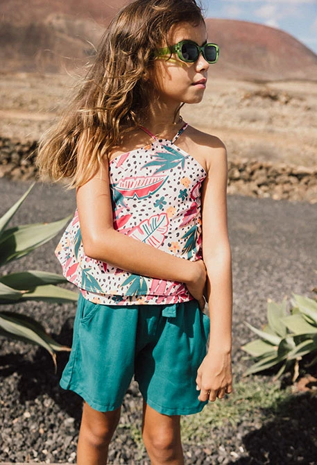 Bermuda de viscosa para niña en color verde