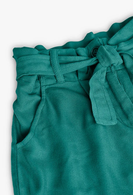 Bermuda de viscosa para niña en color verde