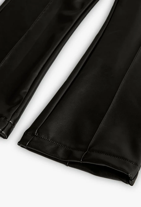 Mädchenhose aus schwarzem Kunstleder