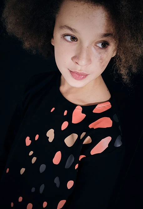 Camiseta niña naranja y negro