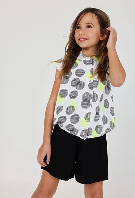 Camisa menina com bolas brancas