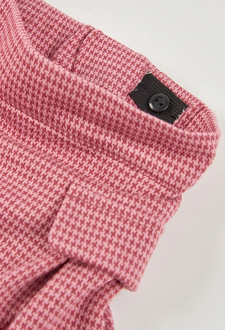 Kurzer Rock-Short aus rosa Hahnentritt-Strick