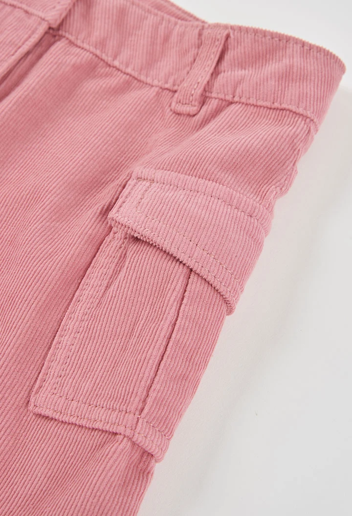 Rosa Mikrocord-Rock mit Cargotaschen
