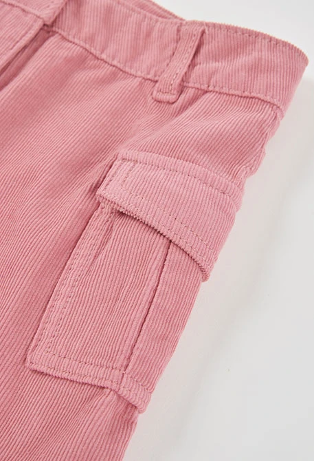 Rosa Mikrocord-Rock mit Cargotaschen