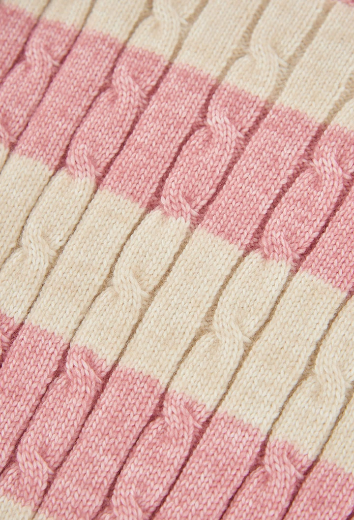 Gestreifter rosa Mädchenpullover mit Zöpfen
