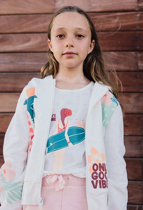 Maglietta a maglia per bambina di colore bianco con stampa da surfista