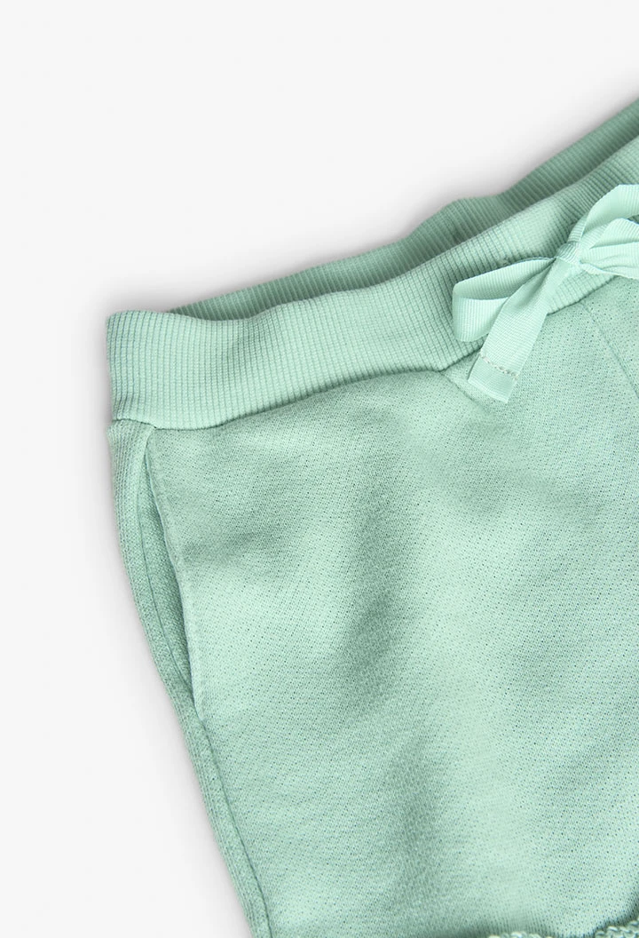 Shorts in felpa per bambina di colore verde.