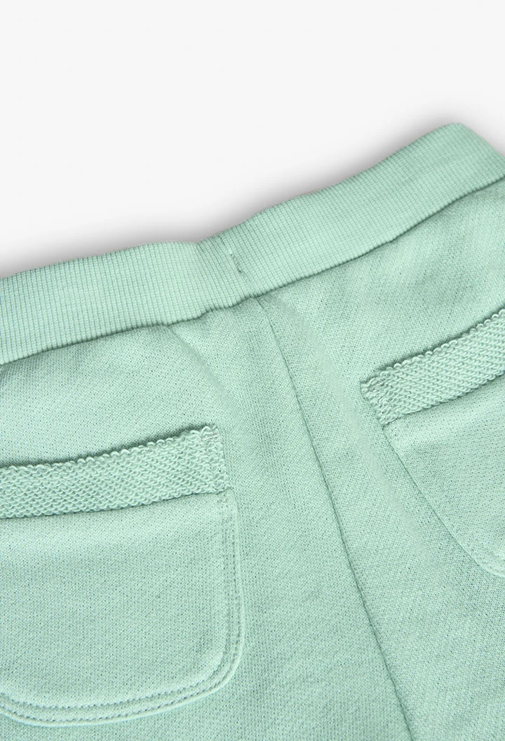 Shorts in felpa per bambina di colore verde.