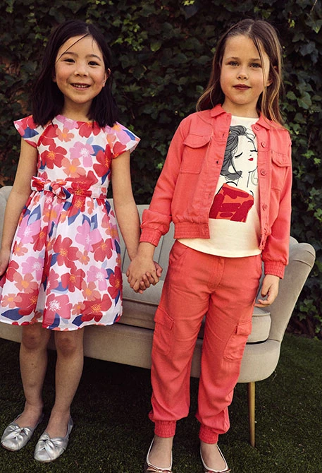 Girls’ cargo trousers in strawberry color