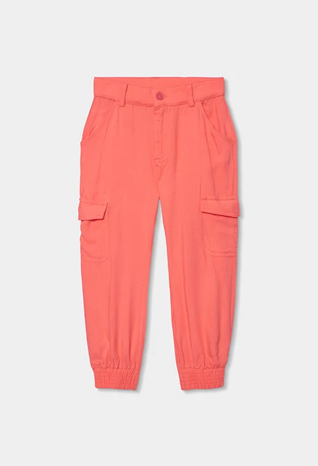 Girls’ cargo trousers in strawberry color