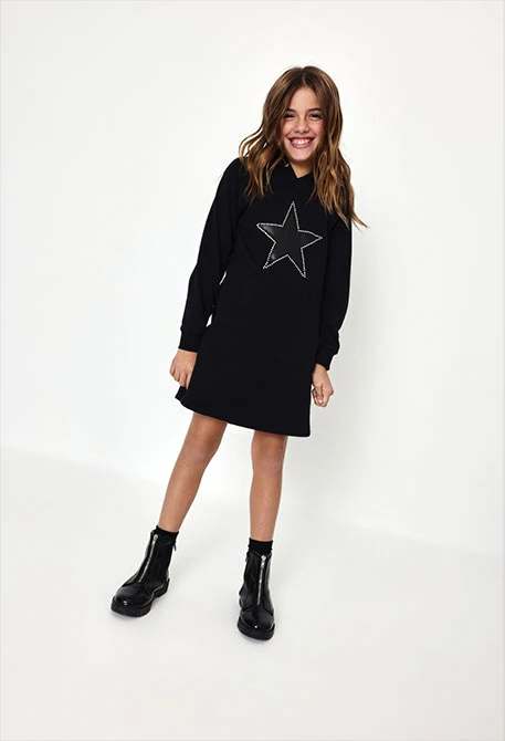 Robe en molleton noire avec étoile et capuche