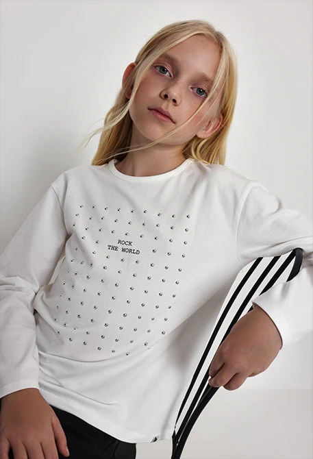 Camiseta punto niña blanca con tachuelas