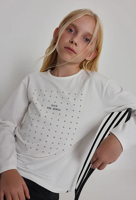 Weißes Mädchen-Strick-T-Shirt mit Nieten