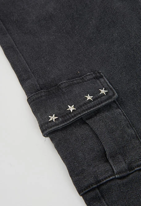 Pantalón denim cargo niña negro con estrellas