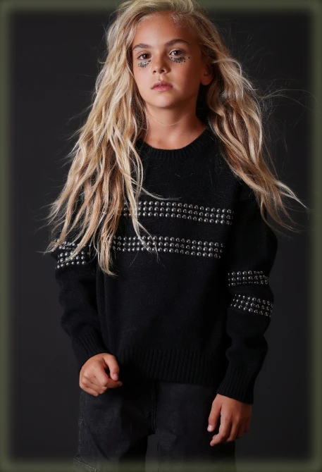 Schwarzes Mädchen-Strickpullover mit silbernen Nieten