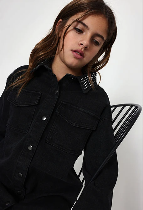 Vestido denim negro con cuello de lentejuelas