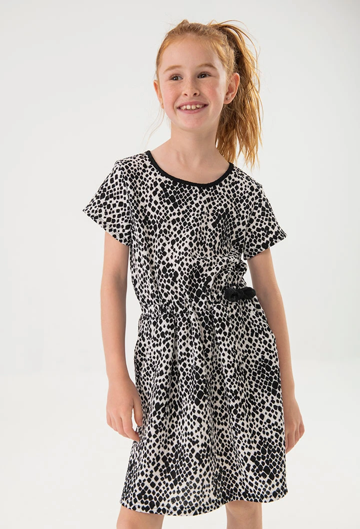 Abito in maglia per bambina con stampa in bianco e nero.