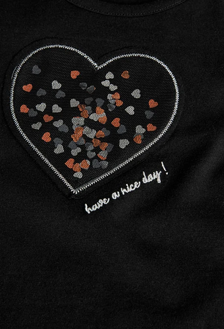 Camiseta de punto para niña en color negro con diseño de corazón