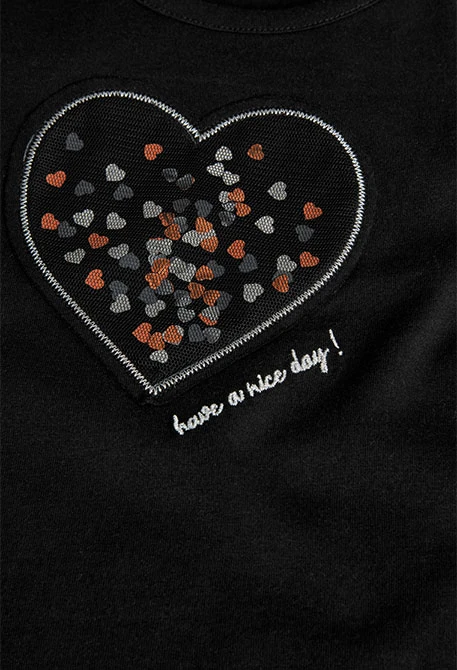 Camiseta de punto para niña en color negro con diseño de corazón