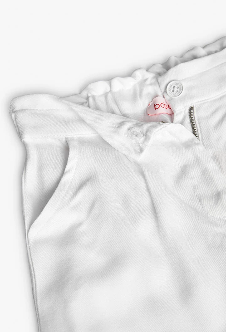 Bermuda en viscose pour fille de couleur blanche.