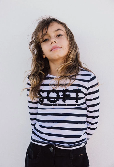 T-shirt de malha para menina com design de riscas em preto e branco