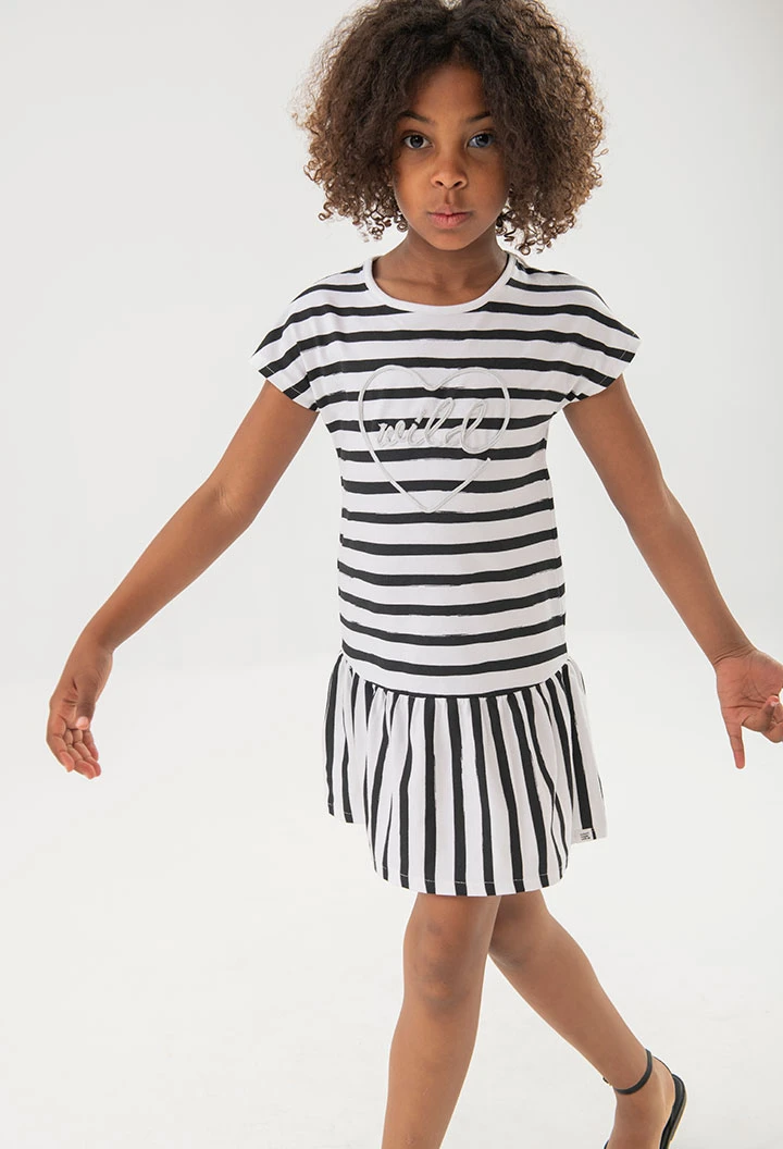 Abito in maglia per bambina con design a righe in bianco e nero.