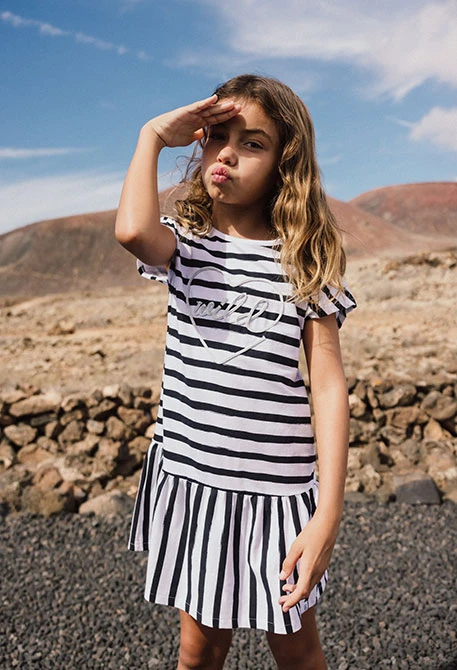 Vestido de punto para niña con diseño de rayas en color blanco y negro