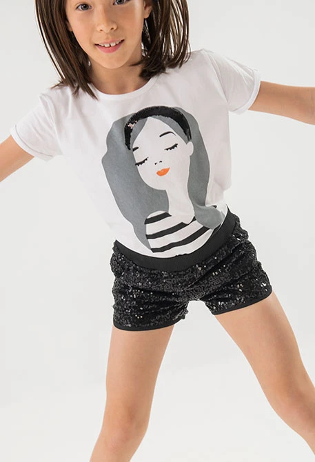 Maglietta di maglia per bambina di colore bianco con stampa di bambina.