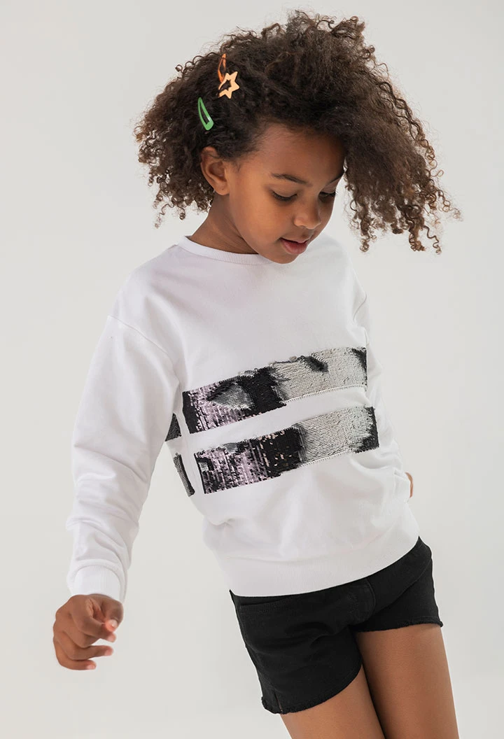 Felpa per bambina di colore bianco.