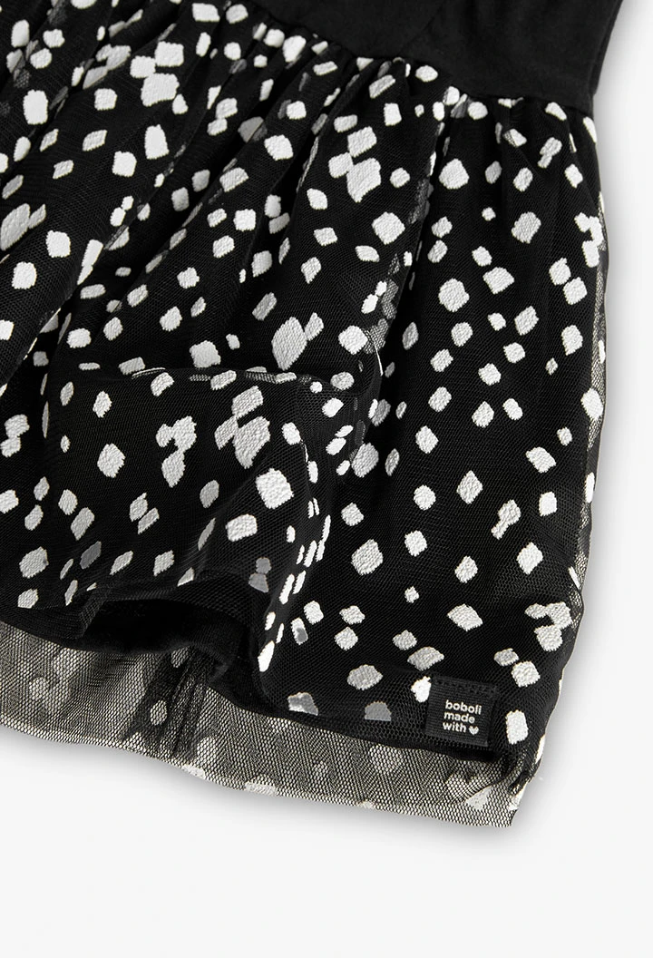 Strickkleid für Mädchen mit schwarz-weißem Printmuster.