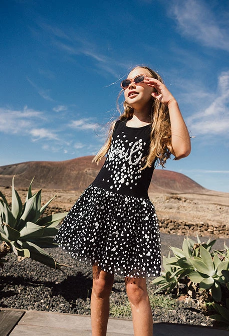 Vestido de malha para menina com estampado em preto e branco
