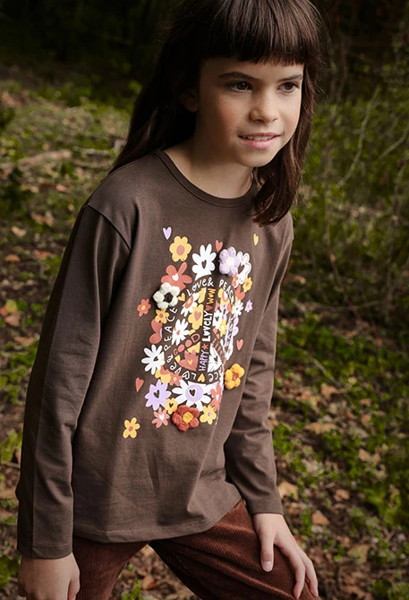 Brown knitted girl´s t-shirt with flowers