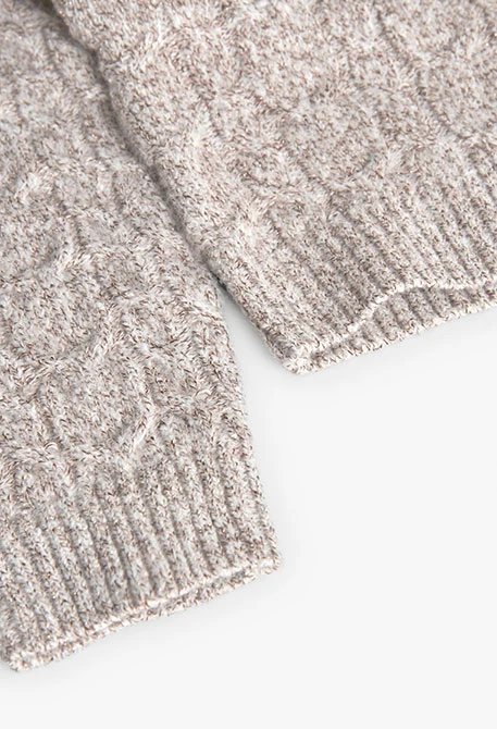 Girl´s white knit jumper