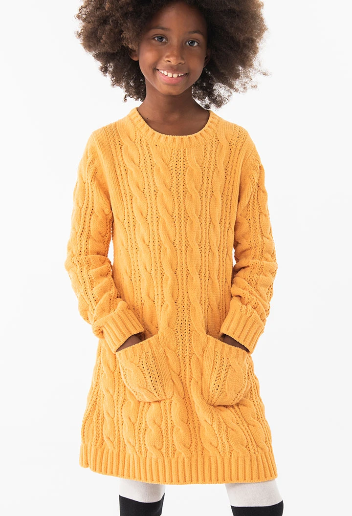 Vestido de tricô de menina em amarelo