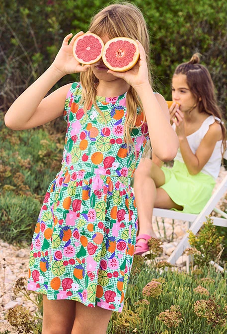 Kleid mit Früchtemuster aus Strickstoff