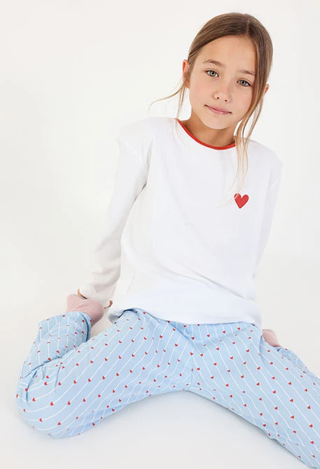 Pijama niña blanco y azul estampado corazones