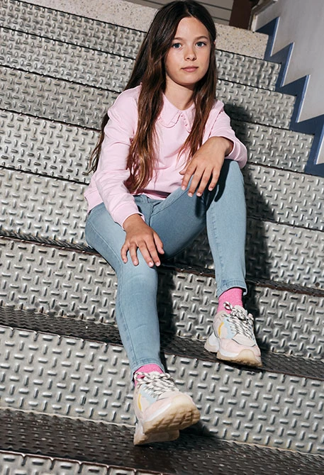 Calças denim elástica para menina