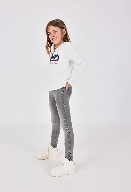 Pantalón denim punto elástico de niña en gris