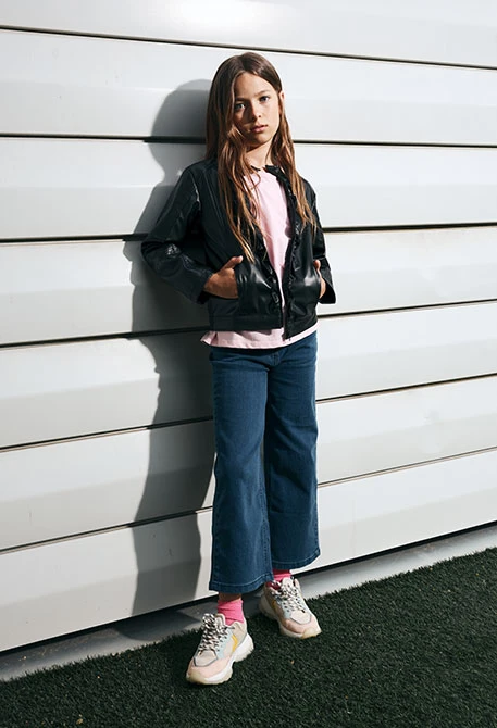 Blau-schwarze ausgestellte Jeans für Mädchen