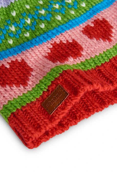 Bonnet en tricot pour fille en rouge avec des cœurs