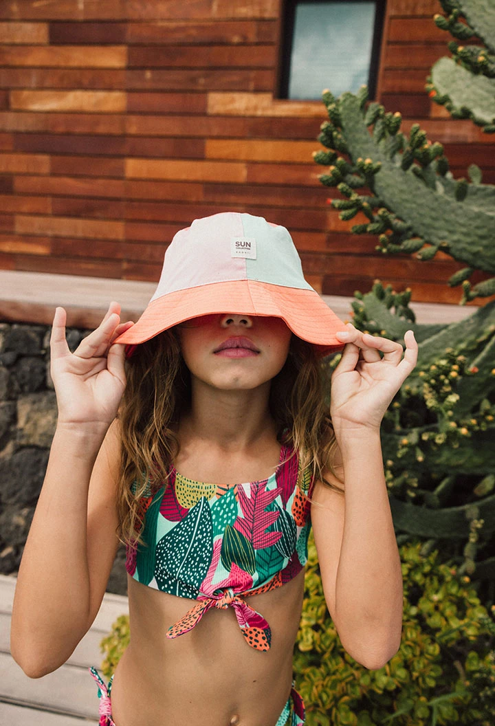 Twill cap in salmon colour