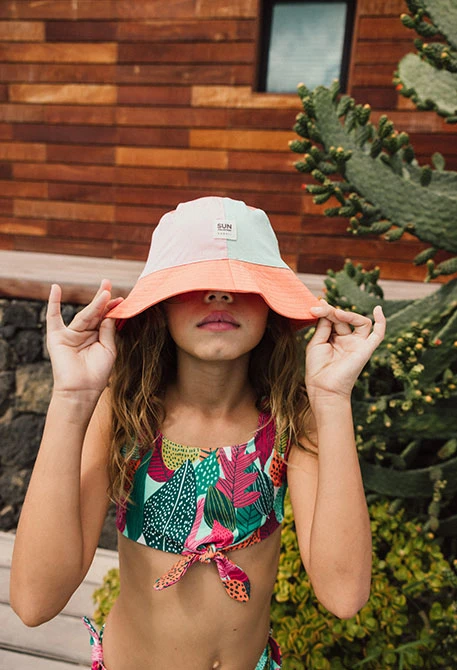 Twill cap in salmon colour